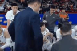包含国安场边指挥情绪激动，申花队员怒摔水瓶！的词条