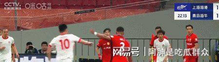 武磊场边指挥情绪激动，莱比锡队员怒摔水瓶的简单介绍
