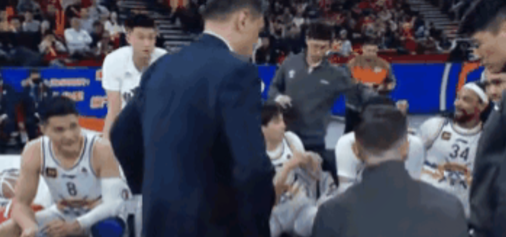 包含国安场边指挥情绪激动，申花队员怒摔水瓶！的词条